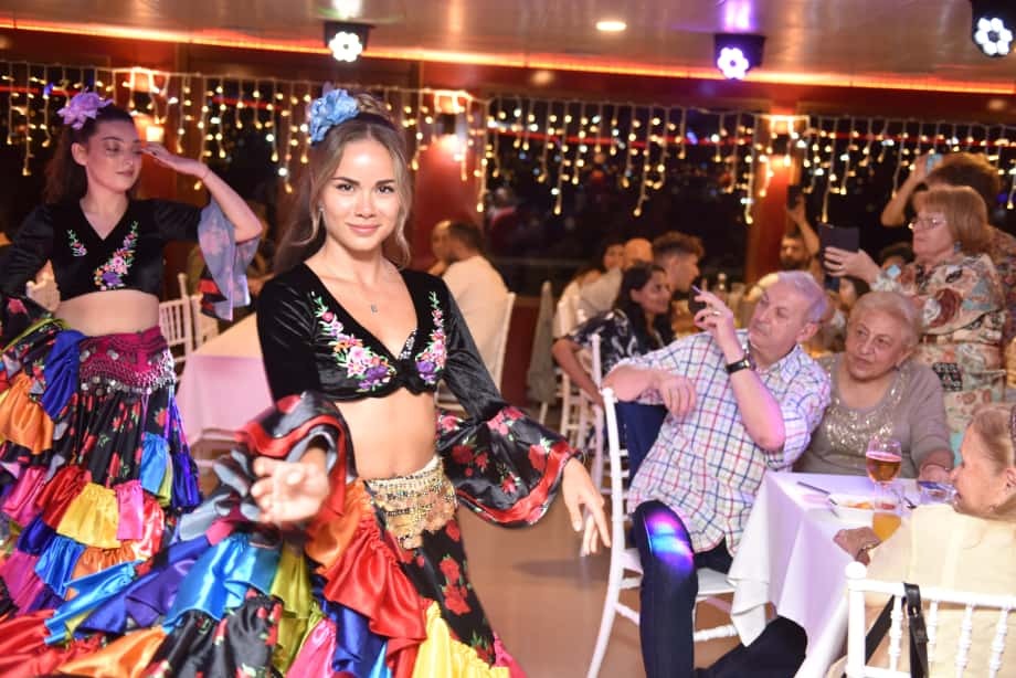 Çingene dansı — rengarenk kostümler